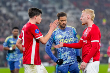 Devyne Rensch kijkt beteuterd toe