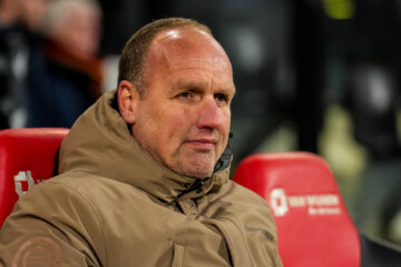 Dick Lukkien op de bank in de Adelaarshorst