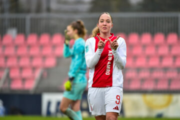 Danique Tolhoek juicht na een goal voor Ajax