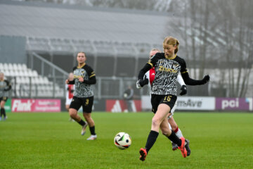 Pleun Groot aan de bal namens AZ