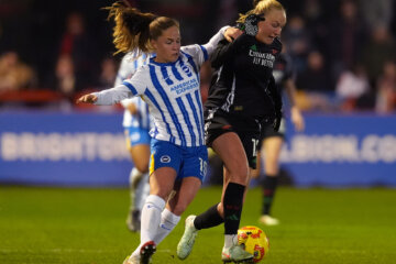 Marisa Olislagers (Brighton & Hove Albion) in duel met Frida Maanum (Arsenal)