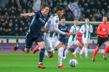 Een duel tussen FC Groningen en SC Heerenveen