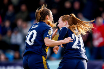 Kayleigh van Dooren en Nikée van Dijk juichen