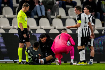 Marvin Peersman op de grond in Almelo