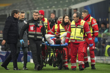 Jordan Teze gaat per brancard van het veld