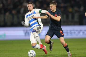 Oscar Fraulo (FC Utrecht) in het duel met PEC Zwolle