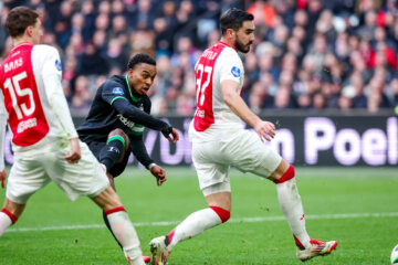 Quinten Timber schiet binnen tegen Ajax