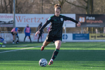 Sterre Kroezen aan de bal namens PEC Zwolle