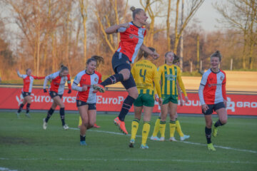 Ella Van Kerkhoven (Feyenoord) juicht na haar goal tegen ADO Den Haag