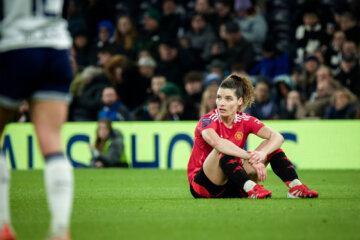 Dominique Janssen zit op het veld