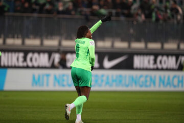 Lineth Beerensteyn juicht na een goal voor VfL Wolfsburg