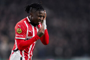 Johan Bakayoko juicht na zijn goal tegen Feyenoord