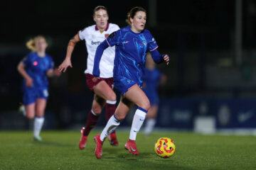 Wieke Kaptein aan de bal namens Chelsea