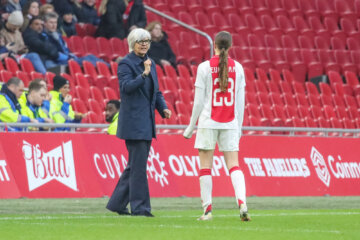 Hesterine de Reus geeft Lotte Keukelaar aanwijzigingen in de Johan Cruijff ArenA
