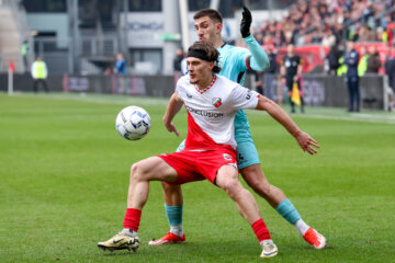 Anthony Descotte in het duel met Almere City