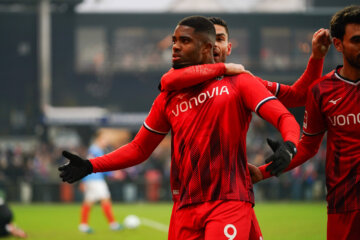 Myron Boadu viert goal