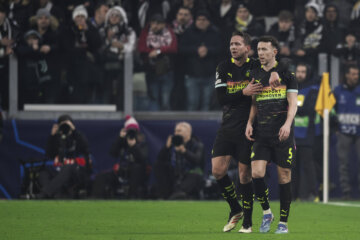 Luuk de Jong en Ivan Perisic