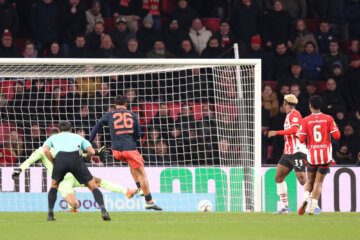 Miliano Jonathans schiet naast tegen PSV