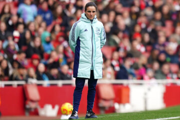 Renée Slegers langs de lijn in het Emirates Stadium