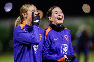 Jill Roord en Merel van Dongen lachen op de training van de OranjeLeeuwinnen