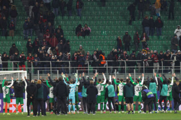De spelers van Feyenoord bedanken het uitvak in Milaan