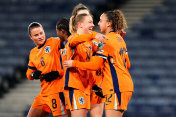 De OranjeLeeuwinnen juichen na een goal tegen Schotland