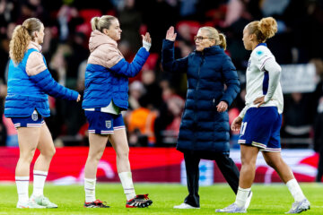 Sarina Wiegman en drie van 'haar' Lionesses