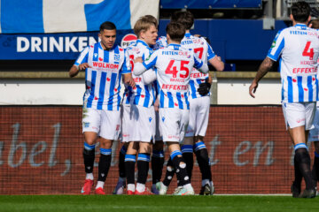 SC Heerenveen viert goal tegen AZ