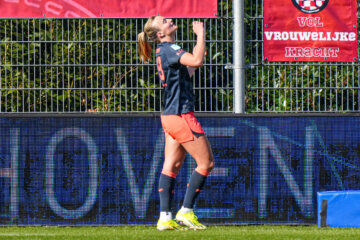 Lobke Loonen (FC Utrecht) baalt nadat haar goal tegen PSV wordt afgekeurd