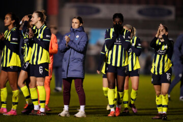 Vivianne Miedema, Kerstin Casparij en andere Manchester-City speelsters bedanken de fans