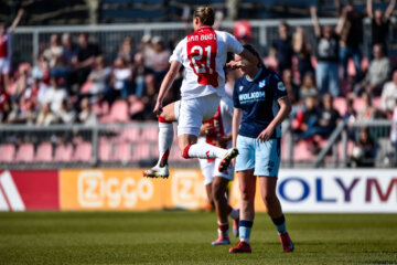 Rosa van Gool (Ajax) juicht na haar goal tegen SC Heerenveen