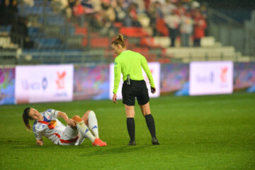 Damaris Egurrola zit op het gras