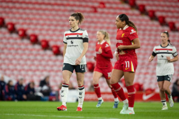 Dominique Janssen (Manchester United) in het duel met Liverpool