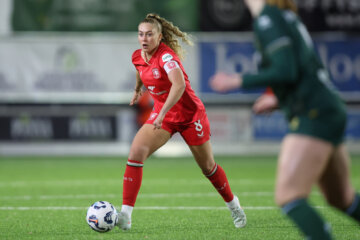 Danique van Ginkel aan de bal namens FC Twente