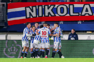 SC Heerenveen viert de treffer van Marcus Linday tegen Heracles Almelo