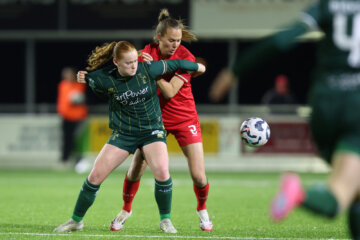 Manon van Raay (ADO Den Haag) in duel met Anna Knol (FC Twente)