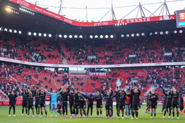 Feyenoord bedankt de meegereisde fans in de Grolsch Veste