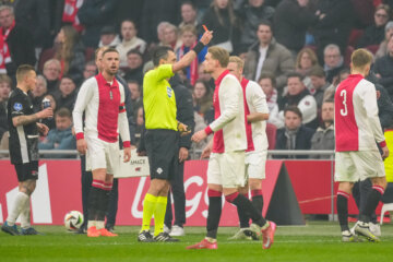 Anton Gaaei krijgt rood tegen AZ