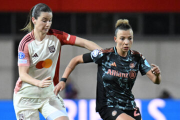 Damaris Egurrola (Olympique Lyon) in actie tegen Bayern München