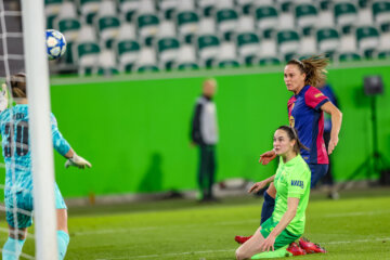 Caitlin Dijkstra (VfL Wolfsburg) scoort een eigen doelpunt tegen FC Barcelona