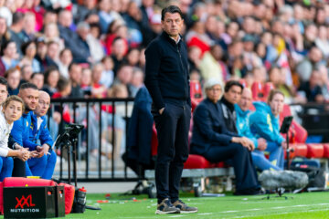 Roeland ten Berge langs de lijn in het Philips Stadion