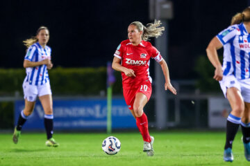 Desiree van Lunteren (AZ) aan de bal tegen SC Heerenveen