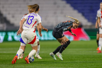 Damaris Egurrola (Olympique Lyon) in actie tegen Bayern München