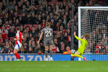 Daphne van Domselaar (Arsenal) brengt redding tegen Real Madrid