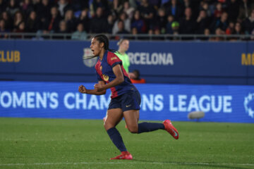 Esmee Brugts juicht na haar goal voor FC Barcelona