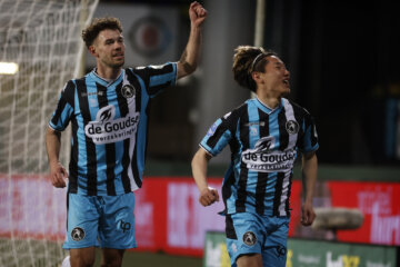 Mitchell van Bergen juicht na een treffer van Shunsuke Mito