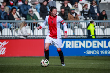 Sherida Spitse in het jubileumshirt van Ajax