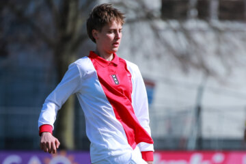 Isa Kardinaal in het jubileumshirt van Ajax