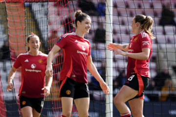 Dominique Janssen juicht na haar goal voor Manchester United