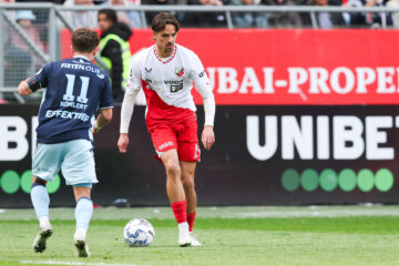 Siebe Horemans aan de bal tegen SC Heerenveen